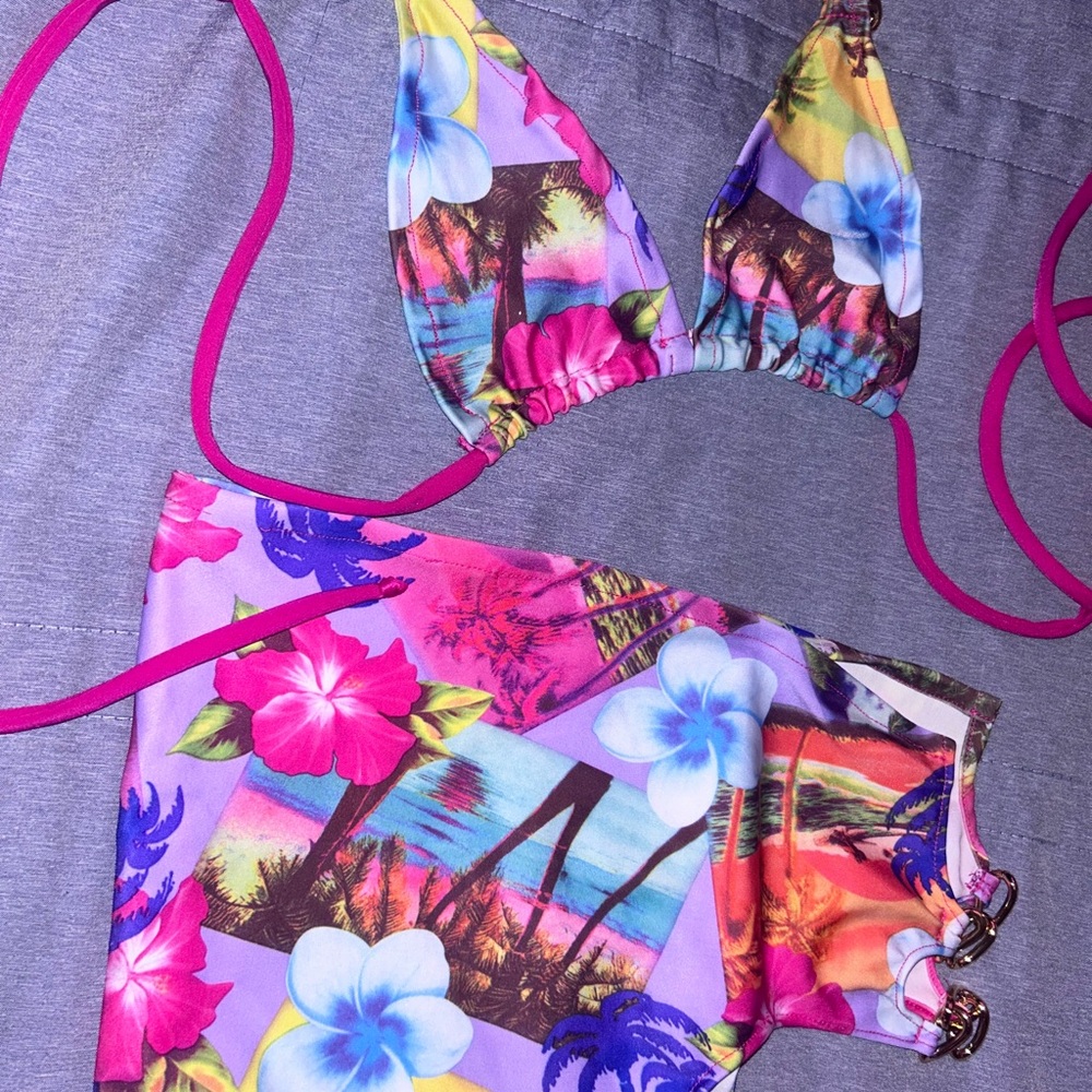 Tropical Print Bikini Set with Pink Accents - Picture 2 of 3